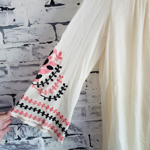 NWOT Umgee Cream Embroidered Tunic - Picture 3 of 3